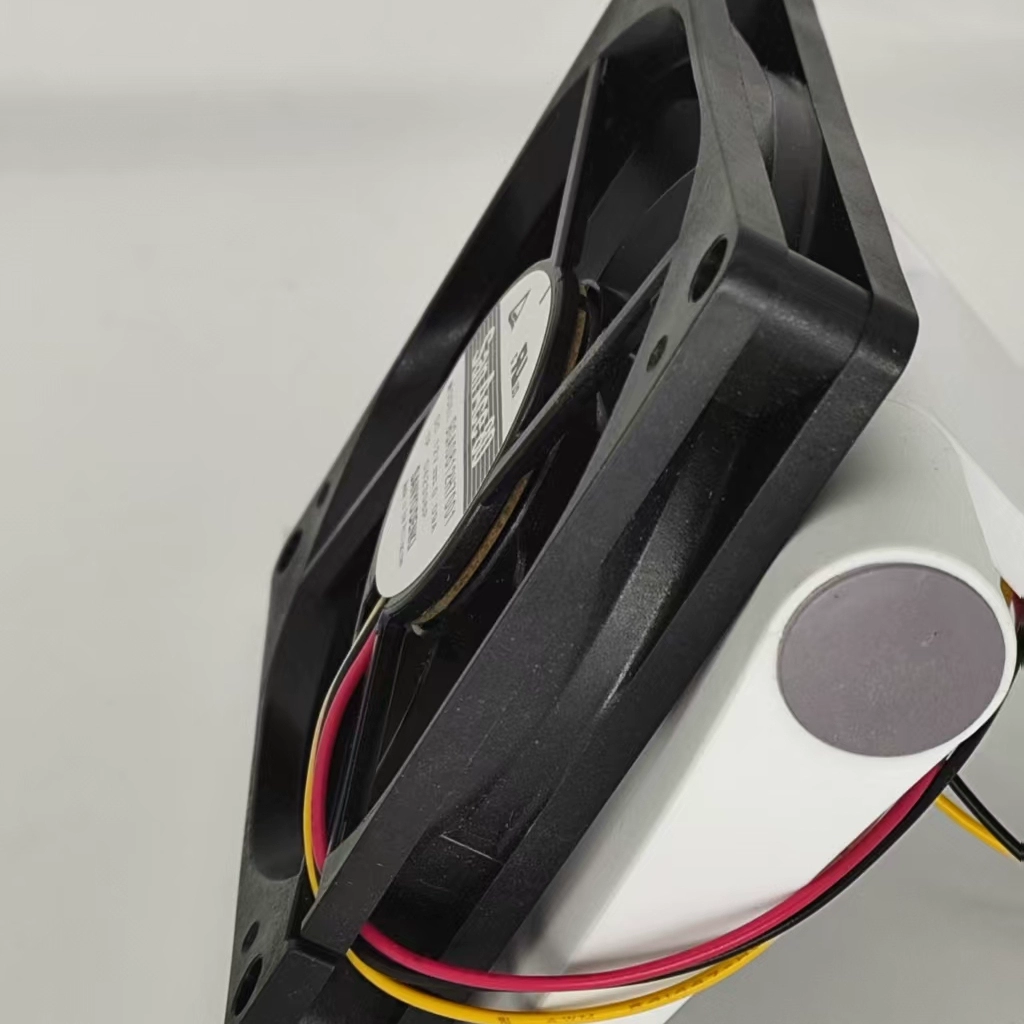 9GA0812H7001 8015 12V 0.09A Sanyo 8CM 3-wire cooling fan 9GA0812H7001 8015 12V 0.09A Sanyo 8CM 3-wire cooling fan